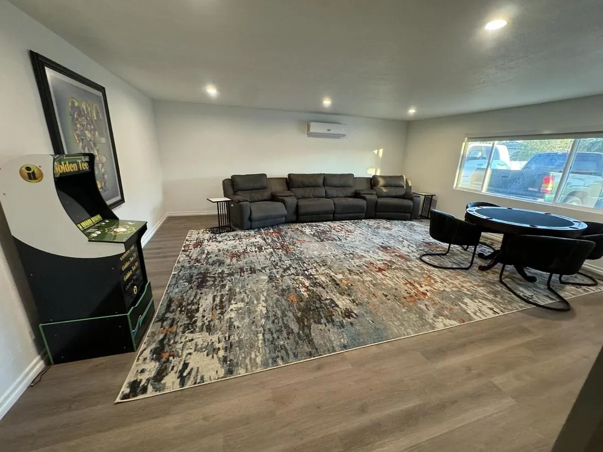 Modern Hip Oasis Near Vegas Strip Villa Las Vegas ABD