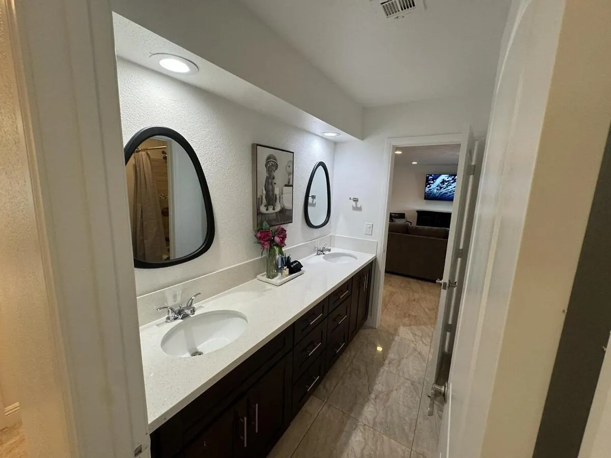 Modern Hip Oasis Near Vegas Strip Villa Las Vegas 0*,  ABD