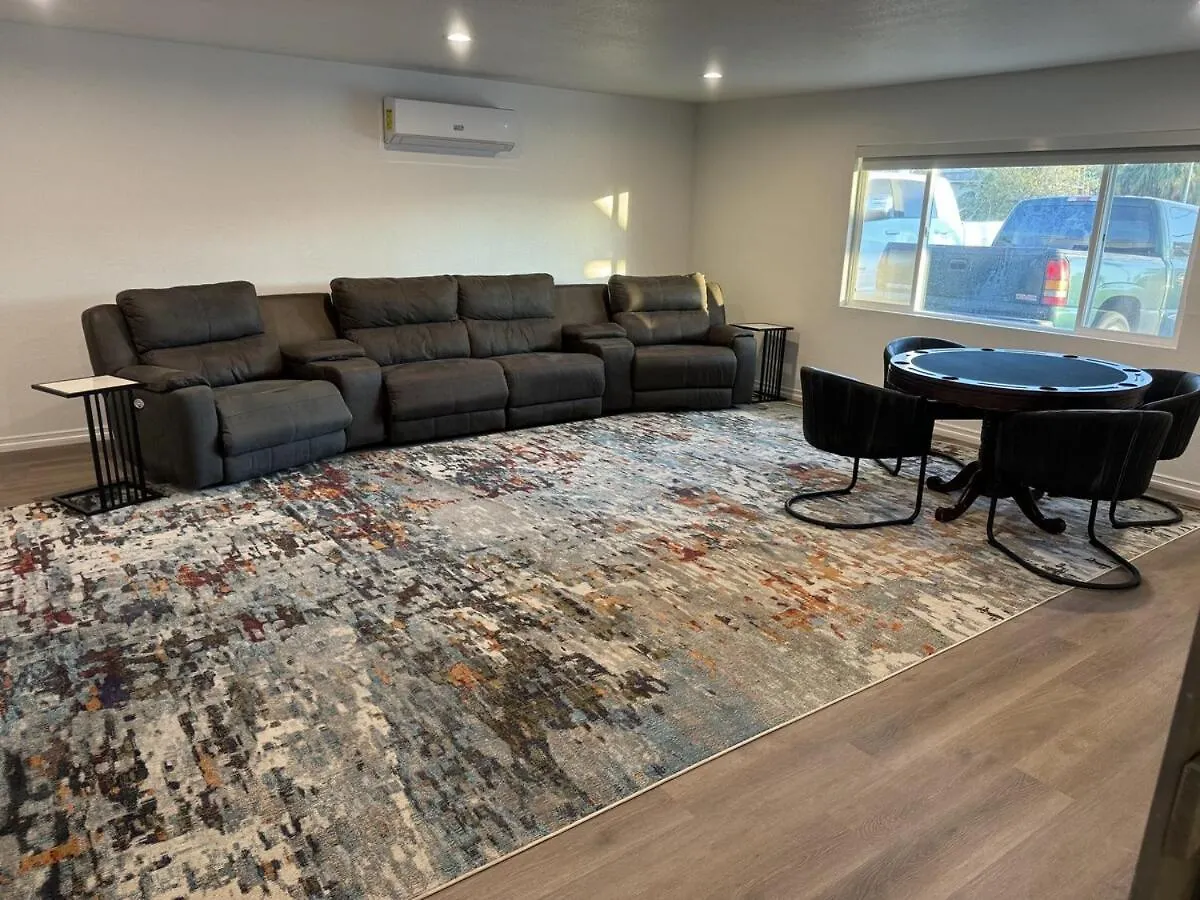 Modern Hip Oasis Near Vegas Strip Villa Las Vegas Tatil Evi